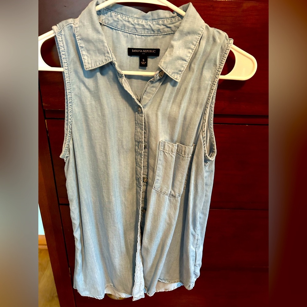 Banana Republic size small sleeveless button down shirt.